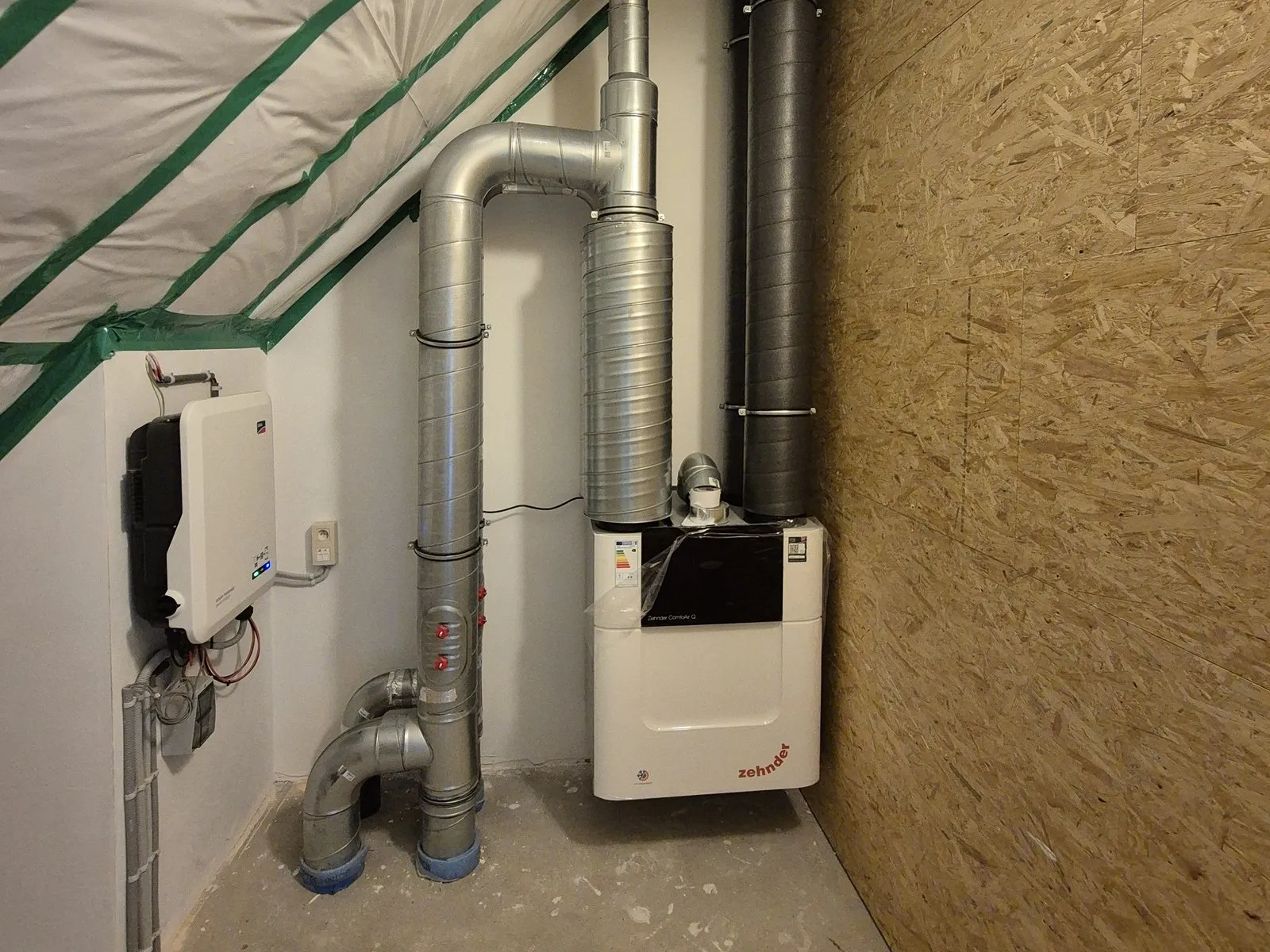 Zehnder ventilatie-unit type D met spiraalbuizen en geïsoleerde kanalen in een technische ruimte onder het dak